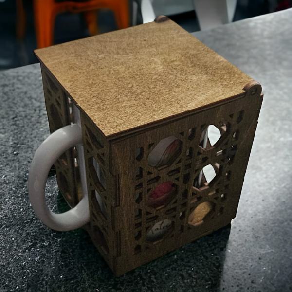 Handgefertigte Geschenkbox aus Holz für Tassen (300ml) – Personalisierbar